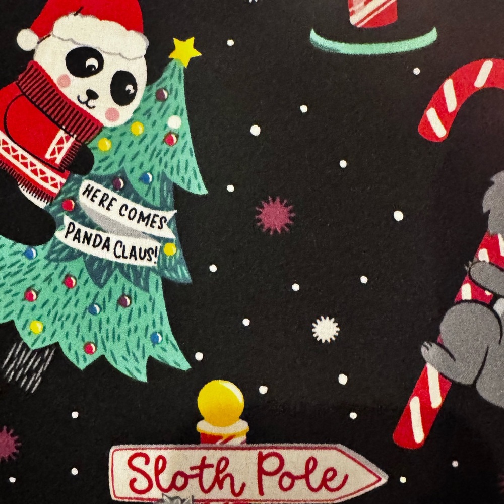 Festive Christmas Animal Print Scrub Top 2XL Panda/Koala/Sloth/North Pole - Picture 6 of 7